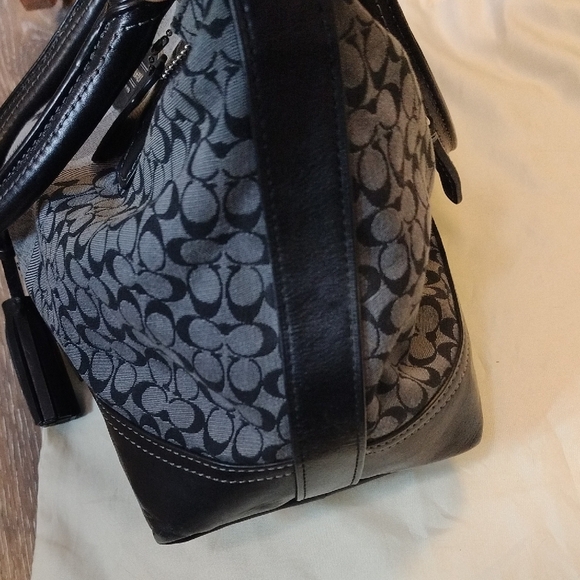 Coach 21154 signature handbag in black canvas. - Picture 8 of 10